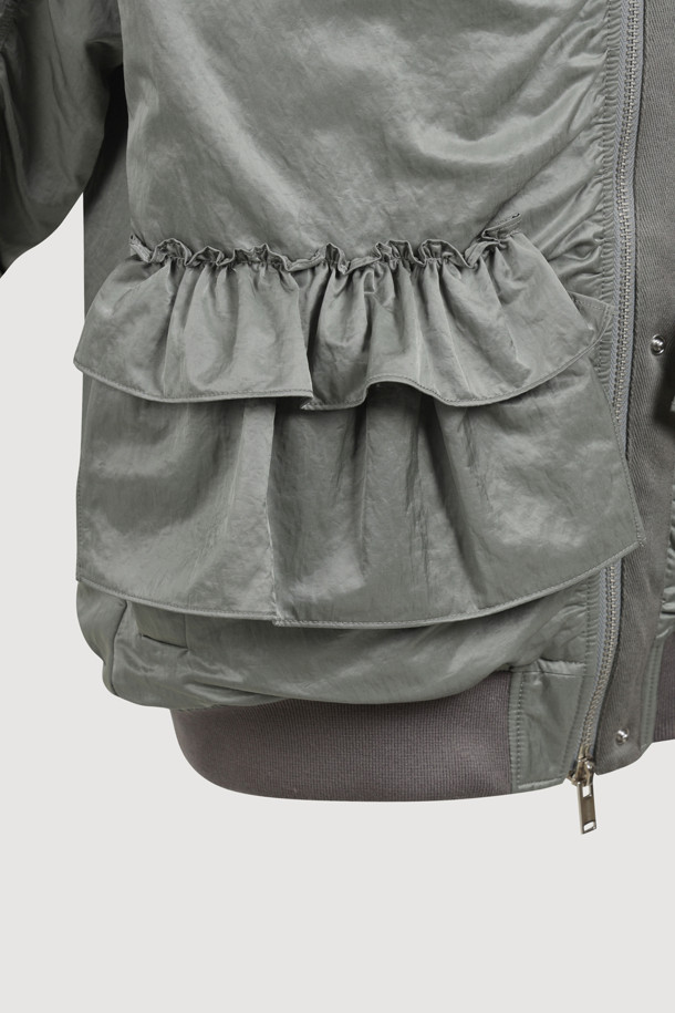 [Re-Order] [아뜰리에] 러플 디테일 하프 점퍼 (카키)는 봄, 가을에 산책룩 또는 캐주얼, 미니멀 스타일을 연출하기 좋은 여성 점퍼입니다. 부드러운 촉감의 나일론 소재로 제작되었으며, 보통 두께감으로 간절기에 활용하기 좋습니다. 코쿤핏 디자인에 은은한 광택감이 돋보이며, 러플 디테일과 파카링 봉제, 미니 포켓, 플라켓 디자인이 특징입니다. 지퍼형 여밈 방식으로 간편하게 착용할 수 있으며, 하프 기장의 블루종 스타일로 다양한 하의와 매치하기 좋습니다. 카키 컬러로 어떤 옷에도 잘 어울려 데일리 아우터로 추천합니다.
