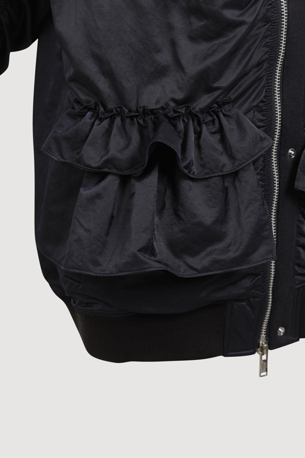 [Re-Order] [아뜰리에] 러플 디테일 하프 점퍼 (다크 네이비)는 산책룩과 봄 소풍룩에 어울리는 여성용 아우터입니다. 다크 네이비 컬러의 무지 디자인으로, 캐주얼, 미니멀, 클래식 스타일을 연출하기 좋습니다. 부드러운 촉감의 나일론 소재로 제작되었으며, 힙 기장의 코쿤핏으로 편안하게 착용할 수 있습니다. 지퍼형 여밈 방식에 긴 소매, 블루종 코트 타입으로 디자인되었으며, 러플 디테일, 파카링 봉제, 미니 포켓, 플라켓 디자인, 은은한 광택감이 특징입니다. 봄, 가을 시즌에 활용하기 좋은 보통 두께의 점퍼입니다.
