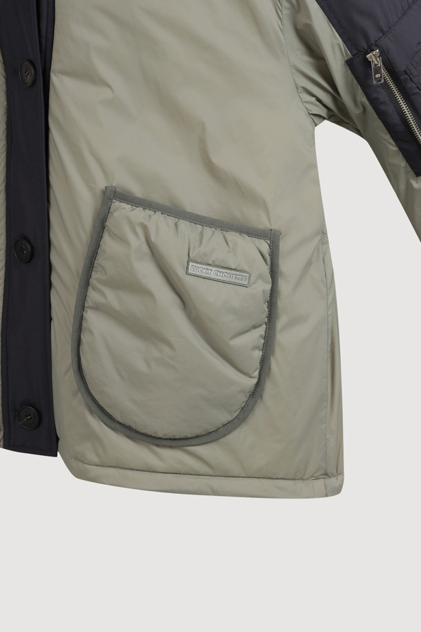 카키 컬러의 볼륨 패딩 점퍼입니다. 가을, 겨울 시즌 여성 의류로, 가볍고 부드러운 나일론 소재를 사용하여 편안한 착용감을 선사합니다. 오버핏 디자인에 볼륨감 있는 실루엣이 특징이며, 니트 시보리 디테일과 셔링 포켓으로 포인트를 더했습니다. 캐주얼 및 미니멀 스타일을 즐겨 입는 분들께 산책룩으로 추천하는 제품입니다. 버튼 여밈 방식의 크롭 기장으로 세련된 핏을 연출합니다.
