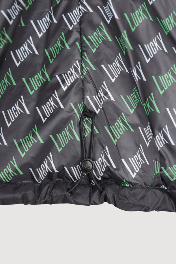 라운드 넥 패딩 점퍼 (블랙)는 겨울철 여성의 스타일을 책임질 아우터입니다. 페미닌하고 캐주얼한 무드를 동시에 연출하며, 셔링과 턱 디테일, 데님 배색 포켓, 끈 디테일이 돋보입니다. 넉넉한 루즈핏과 볼륨감 있는 실루엣으로 편안하면서도 세련된 스타일을 완성합니다. 부드러운 경량 소재에 두꺼운 두께감으로 따뜻함을 더하며, 긴 소매와 버튼 여밈 방식으로 보온성을 높였습니다. 미니멀, 로맨틱 스타일을 즐기는 분들께 추천합니다.
