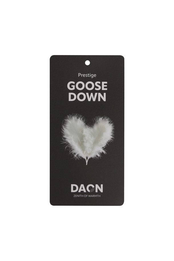 [Re-Order] 리본 다운 베스트는 여성용 다운 베스트로, 가을과 겨울에 따뜻하게 착용할 수 있습니다. 블랙 컬러의 무지 디자인에 숏 기장으로, 어떤 옷에도 쉽게 매치할 수 있습니다. 캐주얼하면서도 페미닌한 스타일을 연출하며, 출근룩과 모임룩에 모두 잘 어울립니다. 부드러운 구스 다운 소재와 셔링, 리본 장식, 샤이니 안감, 투웨이 지퍼 디테일이 특징입니다. 나일론, 스판덱스 소재로 제작되어 편안함과 활동성을 높였습니다.
