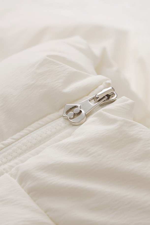 [Re-Order] 리본 다운 베스트 (다크 아이보리)는 겨울철 여성의 우아함과 따뜻함을 동시에 선사하는 다운 베스트입니다. 부드러운 촉감의 나일론과 스판덱스 혼방 소재, 그리고 샤이니 안감으로 고급스러운 착용감을 느낄 수 있습니다. 페미닌하고 캐주얼한 스타일을 연출하며, 리본 및 셔링 디테일로 포인트를 더했습니다. 투웨이 지퍼와 레귤러핏으로 편안한 착용감을 제공하며, 구스다운 충전재로 뛰어난 보온성을 자랑합니다. 데이트룩과 출근룩 등 다양한 TPO에 활용 가능하여, 캐주얼, 미니멀, 로맨틱 스타일을 즐기는 여성에게 추천합니다.
