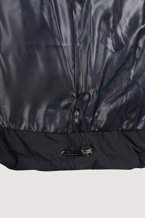 블랙 색상의 리본 후디 다운 점퍼는 페미닌하고 발랄한 무드를 연출합니다. 셔링 디테일과 프릴 단, 리본 장식이 여성스러운 포인트를 더하며, 볼륨감 있는 후드 디자인으로 사랑스러운 분위기를 선사합니다. 넉넉한 두께감과 유연한 촉감의 나일론, 스판 혼방 소재로 제작되어 편안한 착용감을 제공하며, 투웨이 지퍼와 긴 소매 기장으로 활동성을 높였습니다. 샤이니한 안감은 고급스러움을 더하며, 데이트룩, 모임룩, 클래식, 미니멀, 로맨틱 스타일을 즐겨 입는 여성분들께 추천합니다.
