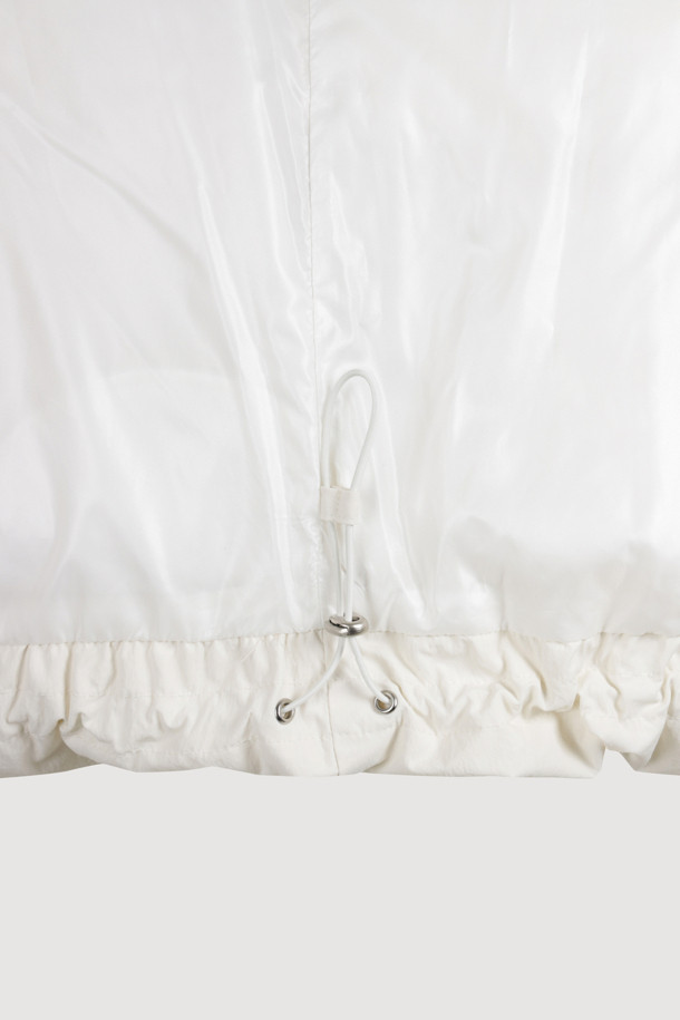 아이보리 컬러의 리본 후디 다운 점퍼는 페미닌하고 발랄한 무드를 연출합니다. 셔링, 프릴, 리본 디테일이 여성스러운 포인트를 더하며, 볼륨감 있는 후드와 샤이니한 안감으로 고급스러움을 더했습니다. 부드러운 촉감의 나일론, 스판 혼방 소재와 두꺼운 두께감으로 따뜻함을 선사하며, 투웨이 지퍼와 루즈핏 디자인으로 편안한 착용감을 제공합니다. 데이트룩, 모임룩, 미니멀, 클래식 스타일을 즐겨 입는 여성분들께 겨울철 필수 아이템입니다.
