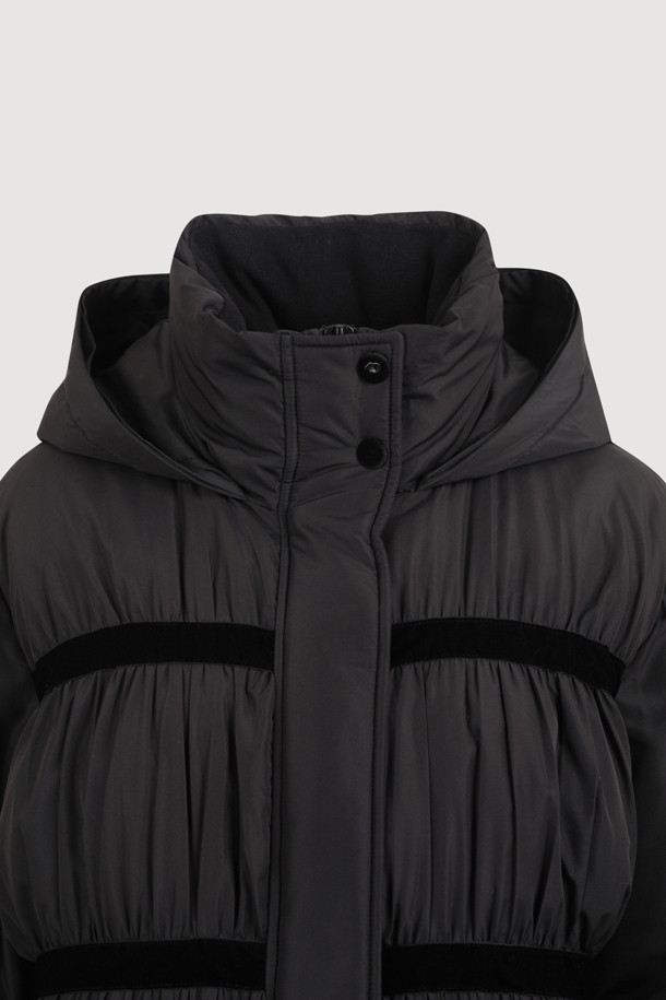 블랙 컬러의 폭스 퍼 트리밍 후드 다운 점퍼입니다. 여성스러운 페미닌 및 러블리 무드를 연출하며, 세미 A라인 핏으로 날씬한 실루엣을 선사합니다. 부드러운 구스다운 소재와 두꺼운 두께감으로 뛰어난 보온성을 제공하며, 탈부착 가능한 폭스 퍼 트리밍, 벨벳 리본 및 셔링 디테일이 고급스러움을 더합니다. 럭키 로고 패턴 안감과 긴 소매 기장, 집업 여밈 방식으로 편안한 착용감을 선사하며, 데이트룩, 모임룩, 연말 모임룩 등 다양한 TPO에 활용 가능합니다. 클래식, 로맨틱, 미니멀 스타일을 즐기는 여성분들께 추천합니다.
