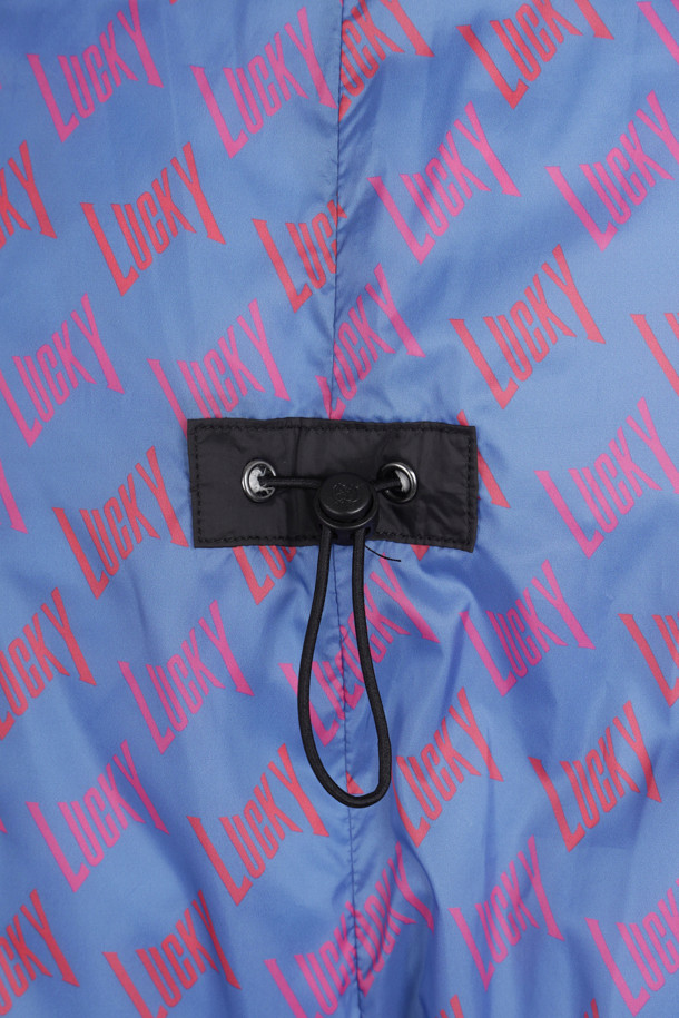 블랙 컬러의 폭스 퍼 후드 구스다운 코트입니다. 추운 겨울, 캐주얼하고 미니멀한 스타일을 연출하기 좋습니다. 탈부착 가능한 리얼 폭스퍼 후드로 고급스러움을 더했으며, 허리 라인과 밑단 스트링으로 핏을 조절할 수 있습니다. 겉감은 부드러운 나일론 소재이며, 안감은 럭키 로고 패턴으로 디자인되었습니다. 출근룩이나 여행룩에 활용하기 좋은, 보온성이 뛰어난 맥시 기장의 구스다운 코트입니다.
