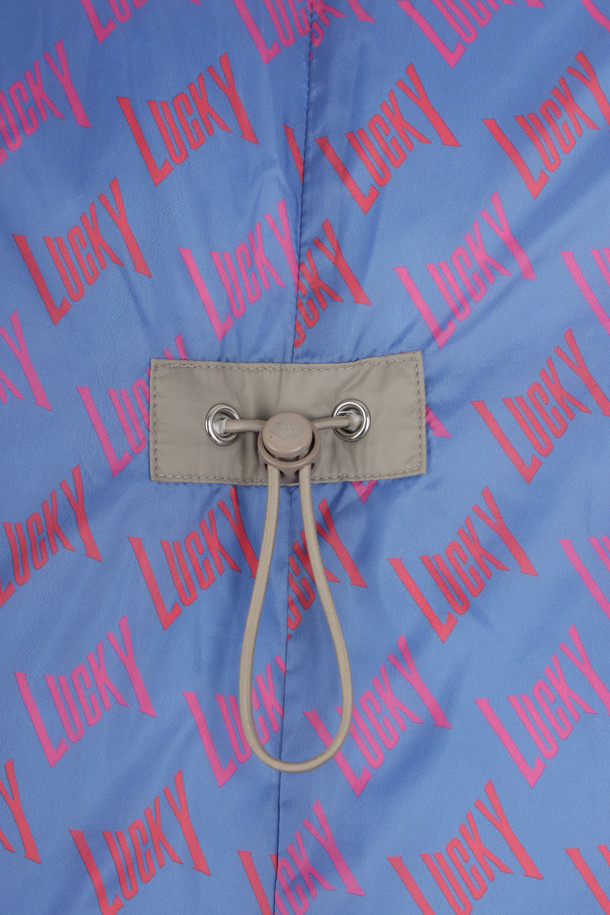 라이트 카키 색상의 폭스 퍼 후드 구스다운 코트는 겨울철 캐주얼 스타일을 완성하는 여성 아우터입니다. 탈부착 가능한 리얼 폭스퍼 후드가 고급스러운 분위기를 더하며, 허리와 밑단의 스트링 조절로 사이즈를 맞춤 조절할 수 있습니다. 겉감은 부드러운 촉감의 나일론 소재이며, 안감은 로고 패턴으로 포인트를 주었습니다. 맥시 기장의 두꺼운 구스다운 코트로 보온성을 높였으며, 지퍼와 스냅 여밈 방식으로 깔끔하게 착용 가능합니다. 여행룩, 캠핑룩 등 다양한 TPO에 미니멀, 클래식 스타일로 활용하기 좋습니다.
