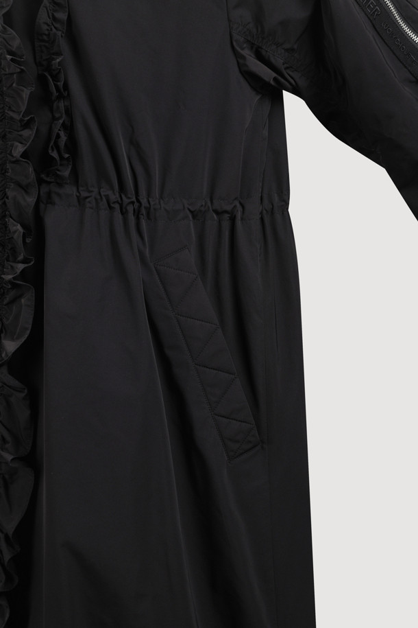 [Re-Order] [아뜰리에] 프릴 디테일 롱 패딩 점퍼는 여성 고객을 위한 겨울철 필수 아이템입니다. 페미닌한 무드를 더하는 프릴 디테일과 롱 기장, A라인 핏으로 세련된 실루엣을 연출합니다. 허리 및 밑단 스트링으로 사이즈 조절이 가능하며, 소매 포켓과 경량 소재로 실용성을 더했습니다. 부드러운 촉감의 폴리에스테르 소재로 제작되어 편안한 착용감을 선사하며, 데이트룩과 출근룩 등 다양한 TPO에 미니멀, 클래식, 로맨틱 스타일로 연출하기 좋습니다. 블랙 컬러의 무지 디자인으로 어떤 옷에도 쉽게 매치할 수 있습니다.
