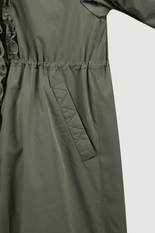 [Re-Order] [아뜰리에] 프릴 디테일 롱 패딩 점퍼는 여성 고객을 위한 겨울 시즌 필수 아이템입니다. 페미닌한 무드를 더하는 프릴 디테일과 롱 기장, A라인 핏으로 세련된 실루엣을 연출합니다. 카키 컬러의 무지 디자인에 지퍼 여밈 방식을 적용하여 편안하게 착용할 수 있으며, 허리 및 밑단 스트링으로 사이즈 조절이 용이합니다. 가볍고 따뜻한 폴리에스테르 소재에 로고 자수 디테일이 돋보이며, 데이트룩과 출근룩 등 다양한 TPO에 미니멀, 클래식, 로맨틱 스타일로 활용하기 좋습니다.
