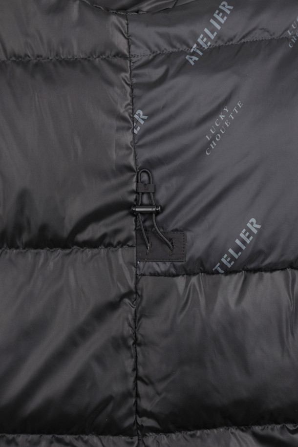 [Atelier] 옵션 벨트 다운 점퍼 (블랙)는 겨울철 여성의 우아함과 캐주얼함을 동시에 만족시키는 아우터입니다. 부드러운 나일론 소재와 두꺼운 두께감으로 따뜻함을 선사하며, 오버핏 디자인과 셔링, 패치워크, 러플 디테일이 페미닌한 무드를 더합니다. 옵션 벨트와 스트링 조절 기능으로 다양한 스타일 연출이 가능하며, 구스다운 충전재로 보온성을 극대화했습니다. 출근룩과 모임룩은 물론 미니멀, 클래식 스타일까지 소화 가능한 활용도 높은 벨티드 다운 점퍼입니다.
