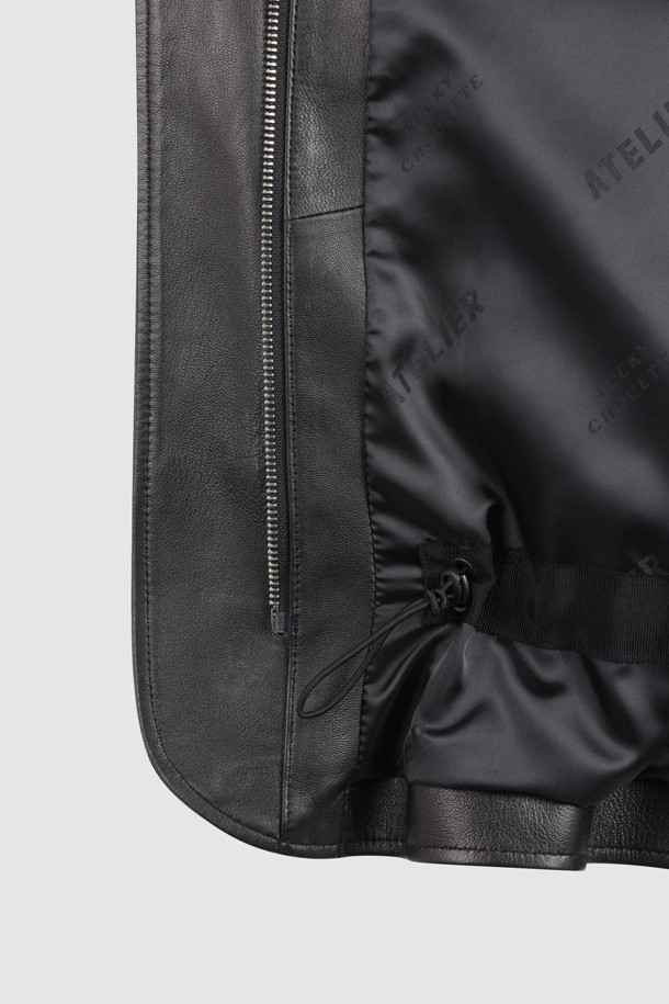 [Re-Order] [아뜰리에] 프릴 리얼 레더 점퍼 (블랙)는 부드러운 나파 양가죽 소재의 여성 점퍼입니다. 캐주얼과 페미닌 무드를 동시에 연출하며, 봄, 가을에 활용하기 좋습니다. 허리 스트링으로 핏 조절이 가능하며, 프릴 디테일이 여성스러운 포인트를 더합니다. 블랙 컬러의 무지 디자인으로 미니멀, 클래식한 스타일을 즐길 수 있으며, ATELIER 로고 패턴 안감이 고급스러움을 더합니다. 데이트룩, 모임룩에 적합한 아이템입니다.
