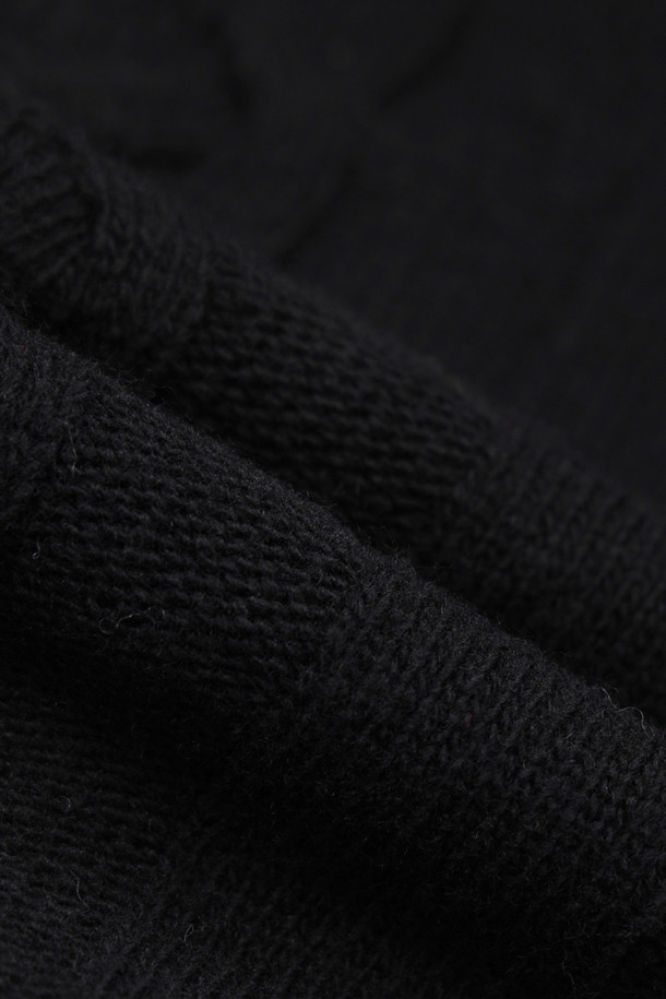 엔트리 케이블 니트 풀오버 (블랙)는 여성 의류로, 가을과 겨울에 따뜻하게 착용할 수 있는 상의입니다. 캐주얼하고 유니크한 스타일을 연출하며, 루즈핏의 라운드넥 디자인과 긴소매, 두꺼운 두께감으로 포근함을 더했습니다. 울 혼방 소재로 제작되어 부드러운 촉감을 느낄 수 있으며, 케이블 패턴과 프릴 디테일이 특징입니다. 겨울 데일리룩, 집콕룩, 동네 마실룩 등 다양한 TPO에 활용 가능하며, 니트 쇼츠와 함께 세트 착용하여 스타일리시하게 연출할 수 있습니다.
