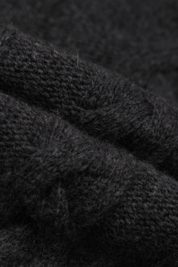 Entry 케이블 니트 풀오버 (멜란지 그레이)는 여성스러운 실루엣을 연출하는 울 혼방 소재의 두꺼운 케이블 니트 스웨터입니다. 멜란지 그레이 컬러에 라운드넥 디자인, 루즈핏으로 편안한 착용감을 선사하며, 긴 소매와 프릴 디테일이 특징입니다. 가을, 겨울 시즌 데이트룩, 카페룩, 데일리룩에 활용하기 좋으며, 니트 쇼츠와 세트 구성으로 더욱 유니크하게 연출할 수 있습니다. 캐주얼, 클래식, 미니멀 스타일을 즐겨 입는 분들께 추천합니다.
