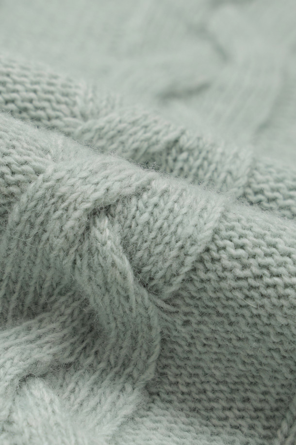 엔트리 케이블 니트 풀오버 (민트)는 부드러운 울 혼방 원사로 제작되어 포근한 착용감을 선사합니다. 라운드넥 디자인에 루즈핏으로 편안하게 착용 가능하며, 클래식하고 유니크한 분위기를 연출합니다. 케이블 패턴과 프릴 디테일이 돋보이며, 봄, 가을, 겨울 시즌에 활용하기 좋습니다. 데이트룩, 카페룩, 겨울 데일리룩 등 다양한 TPO에 어울리는 아이템으로, 니트 쇼츠와 세트 연출도 가능합니다. 미니멀, 클래식, 캐주얼 스타일을 즐겨 입는 여성분들께 추천합니다.
