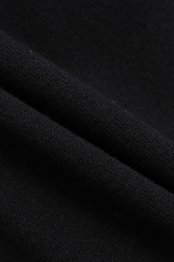 Ambo 리본 니트 풀오버 (블랙)는 여성용 상의로, 가을과 겨울에 따뜻하게 입을 수 있는 니트/스웨터입니다. 클래식과 캐주얼 스타일을 모두 소화하며, 넉넉한 오버핏과 V넥 디자인, 긴 소매가 특징입니다. 울과 면 혼방 소재로 제작되어 부드러운 촉감과 두꺼운 두께감으로 보온성을 높였습니다. 입체적인 니팅 리본 디테일이 돋보이며, 이너로 활용하거나 플레어 스커트와 함께 매치하여 데이트룩, 겨울 데일리룩, 모임룩 등 다양한 TPO에 맞춰 클래식, 캐주얼, 미니멀 스타일로 연출할 수 있습니다.
