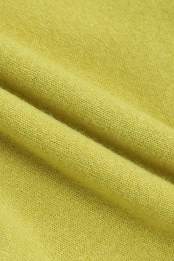 암보 리본 니트 풀오버 (라임)는 오버핏으로 제작되어 편안하면서도 유니크한 스타일을 연출합니다. 가을, 겨울 시즌에 어울리는 두꺼운 두께감과 부드러운 촉감의 울, 면 혼방 소재로 따뜻함을 선사합니다. 라운드넥 디자인에 볼륨감 있는 조직과 니팅 리본 디테일이 더해져 로맨틱하면서도 캐주얼한 무드를 자아냅니다. 데이트룩, 카페룩은 물론 겨울 데일리룩까지, 다양한 스타일을 소화하며 아우터 이너로도 활용 가능합니다. 플레어 스커트와 세트 구성으로 더욱 사랑스러운 룩을 완성할 수 있습니다.
