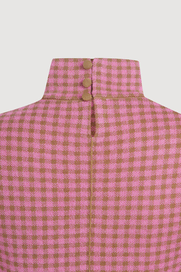 깅엄 체크 하이넥 니트 풀오버 (핑크)는 부드러운 울과 면 혼방 소재로 제작되어 가을, 겨울 시즌 따뜻하게 착용하기 좋습니다. 슬림핏 디자인에 하프넥 라인으로 포근함을 더했으며, 깅엄 체크 패턴이 캐주얼하고 베이직한 분위기를 연출합니다. 뒷중심 싸개 단추 디테일과 왼쪽 가슴 로고 자수가 포인트이며, 이너용으로 활용하기 좋습니다. 데이트룩 또는 모임룩에 매치하여 스타일리시한 룩을 완성해보세요.
