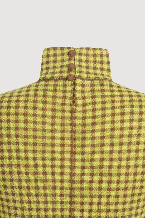 깅엄 체크 하이넥 니트 풀오버 (옐로우)는 캐주얼, 클래식, 미니멀 스타일을 즐기는 여성분을 위한 겨울, 가을용 상의입니다. 부드러운 울과 코튼 혼방 소재로 제작되어 포근하며, 두꺼운 두께감과 슬림핏으로 따뜻하고 세련된 실루엣을 연출합니다. 깅엄 체크 패턴과 하이넥 디자인이 특징이며, 뒷중심 싸개 단추 디테일과 왼쪽 가슴 로고 자수가 포인트입니다. 출근룩과 모임룩 모두 활용 가능한 이너용 아이템으로, 다양한 스타일링에 활용할 수 있습니다.
