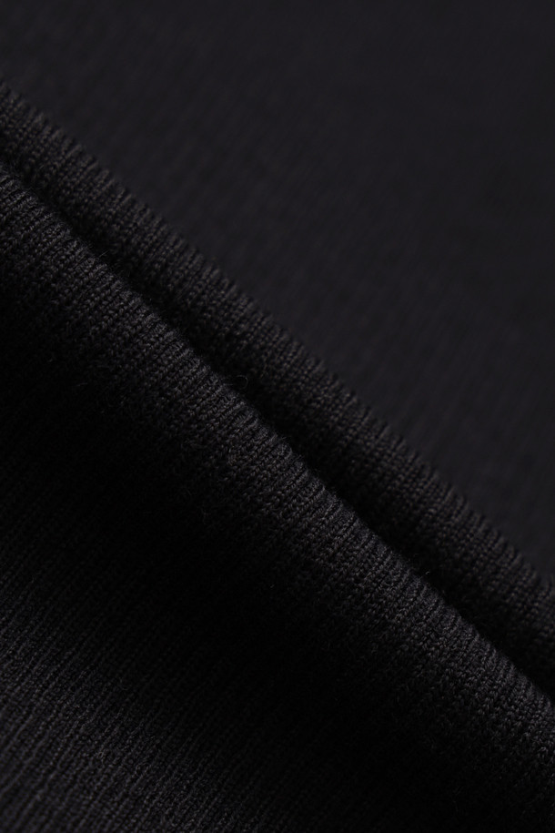 [Re-Order] 슬림 핏 솔리드 립드 니트 풀오버 (블랙)는 미니멀하고 베이직한 스타일의 여성 상의입니다. 하이 게이지 울 혼방 소재로 제작되어 부드러운 촉감을 선사하며, 가을과 겨울에 착용하기 좋습니다. 슬림 핏 디자인에 하프넥, 긴소매, 골지 패턴이 특징이며, 넥과 소매 끝단 자수 마감으로 포인트를 더했습니다. 데일리룩, 출근룩, 오피스룩, 모임룩 등 다양한 TPO에 활용 가능하며, 웨이브 디테일로 여성스러움을 강조하고 레이어드 연출이 용이합니다.
