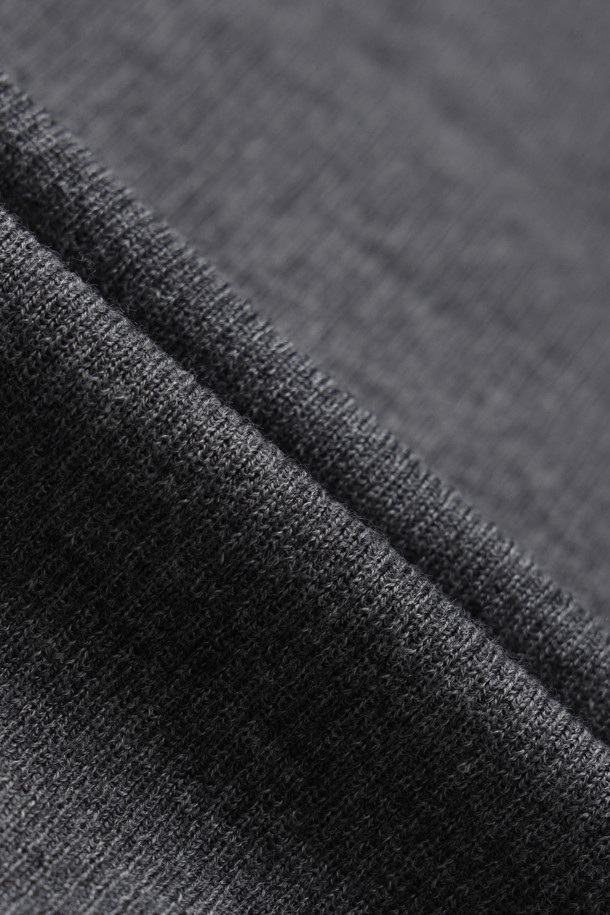 [Re-Order] 슬림 핏 솔리드 립드 니트 풀오버 (멜란지 그레이)는 가을과 겨울, 일상에서 착용하기 좋은 여성용 니트/스웨터입니다. 하이 게이지 울 혼방 소재로 제작되어 부드러운 촉감을 선사하며, 슬림 핏 디자인으로 세련된 실루엣을 연출합니다. 멜란지 그레이 컬러에 골지 패턴과 무지 디자인이 더해져 베이직하면서도 미니멀한 스타일을 완성합니다. 하프넥 라인과 긴 소매, 넥과 소매 끝단의 자수 마감, 웨이브 디테일이 특징이며, 레이어드하여 다양한 스타일을 연출할 수 있습니다. 출근룩, 오피스룩, 모임룩 등 TPO에 맞춰 클래식, 미니멀, 시크한 스타일을 연출해보세요.
