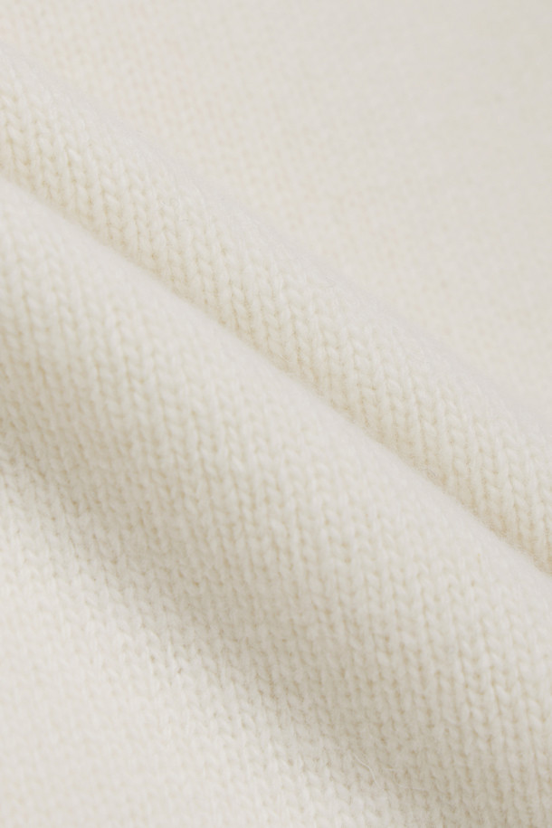 아이보리 색상의 리본 니트 풀오버는 부드러운 메리노 울 100% 소재로 제작되어 포근한 착용감을 선사합니다. 루즈핏으로 편안하게 착용 가능하며, 케이블 패턴과 캥거루 포켓, 리본 디테일이 더해져 캐주얼하면서도 여성스러운 분위기를 연출합니다. 후드 네크라인과 긴 소매 기장으로 가을, 겨울철 따뜻하게 입을 수 있으며, 스트링 조절이 가능하여 핏을 조절할 수 있습니다. 집콕룩, 산책룩, 여행룩 등 다양한 TPO에 활용할 수 있는 베이직하고 미니멀한 스타일의 니트입니다.
