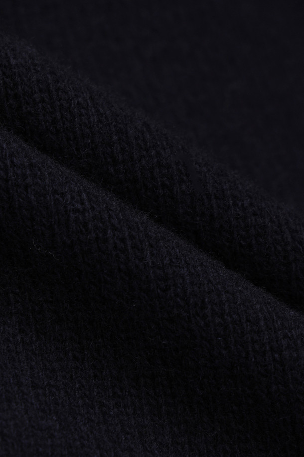 다크 네이비 색상의 리본 니트 풀오버는 여성스러운 무드를 연출하는 상의입니다. 메리노 울 100% 소재로 제작되어 부드러운 촉감과 뛰어난 보온성을 자랑하며, 넉넉한 루즈핏으로 편안하게 착용 가능합니다. 후드 디자인과 캥거루 포켓, 소매의 긴 기장이 캐주얼한 스타일을 더하고, 리본 디테일이 사랑스러운 포인트를 더합니다. 스트링 조절이 가능하여 핏을 조절할 수 있으며, 가을, 겨울철 일상룩, 집콕룩, 산책룩, 여행룩에 활용하기 좋습니다. 베이직하면서도 미니멀, 클래식한 스타일을 즐기는 분들께 추천합니다.
