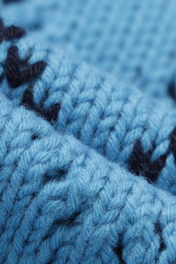 아르갈 프릴 니트 베스트 (블루)는 여성스러운 무드를 더해줄 캐주얼 스타일의 베스트입니다. 울 소재로 제작되어 가을, 겨울 시즌에 따뜻하게 착용할 수 있으며, 레귤러 핏과 스탠다드 기장으로 편안한 착용감을 선사합니다. 아가일 패턴과 프릴 디테일, 아일렛 조직이 더해져 디자인의 포인트를 더했으며, 라운드넥과 민소매 디자인으로 다양한 이너와 레이어드하여 데이트룩, 모임룩, 또는 미니멀한 스타일 연출에도 활용하기 좋습니다. 블루, 옐로우, 네이비 세 가지 컬러로 출시되어 취향에 맞는 색상을 선택할 수 있습니다. 부드러운 촉감으로 기분 좋은 착용감을 느끼실 수 있습니다.
