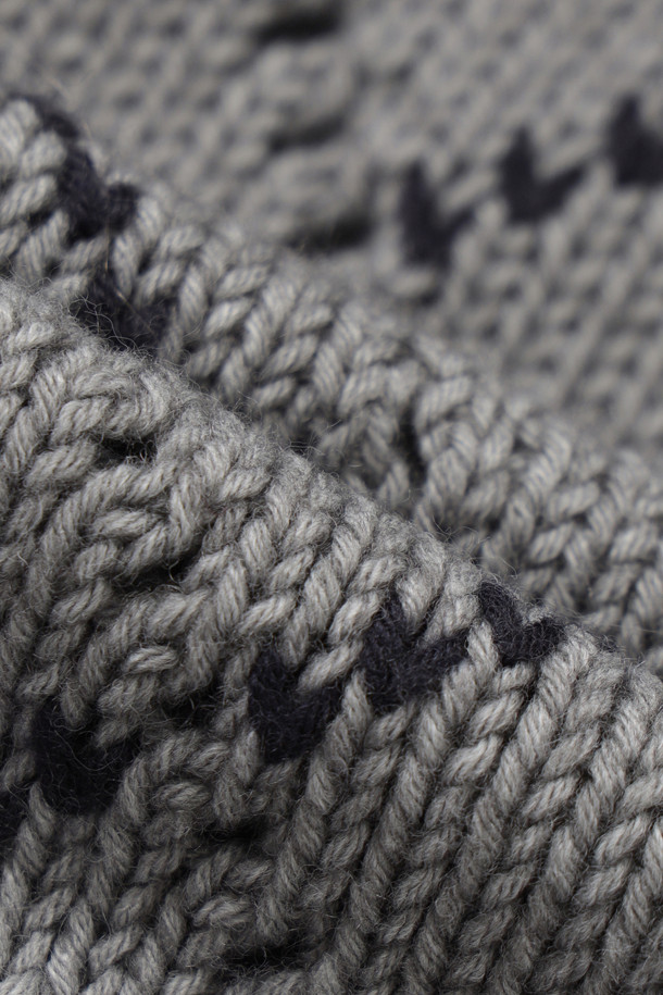 멜란지 그레이 컬러의 Argyle Frill Knit Vest (아르가일 프릴 니트 베스트)입니다. 여성용 니트 베스트로, 가을과 겨울에 따뜻하게 착용하기 좋습니다. 부드러운 울 소재에 아가일 패턴과 넥 라인의 프릴 디테일이 돋보이며, 스탠다드 핏으로 캐주얼, 클래식, 미니멀 스타일 모두 소화 가능합니다. 라운드넥과 민소매 디자인으로 다양한 레이어드 연출이 용이하며, 모임룩에도 활용할 수 있습니다. 중간 두께감으로 간절기부터 겨울까지 폭넓게 활용할 수 있는 아이템입니다.
