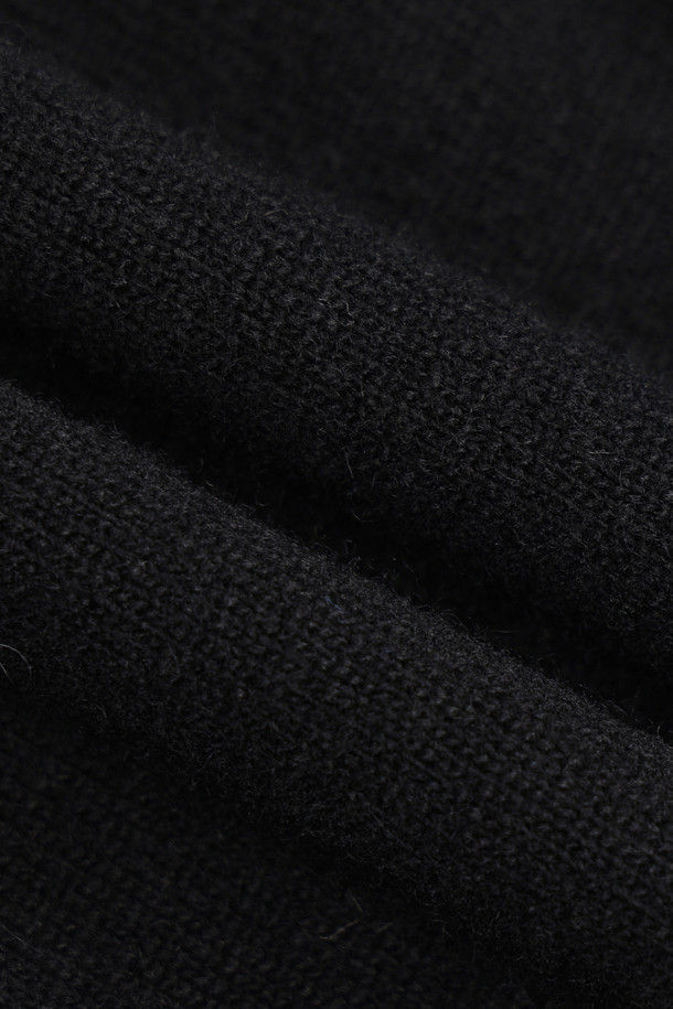 블랙 컬러의 Stripe Sleeve 슬림핏 니트 풀오버입니다. 부드러운 울과 캐시미어 혼방 소재로 제작되어 가을, 겨울 시즌에 따뜻하게 착용할 수 있습니다. 슬림핏 디자인과 라운드넥으로 제작되었으며, 소매 부분의 스트라이프 패턴과 케이블 조직 디테일이 돋보입니다. LUCKY 로고 자카드 디테일이 포인트로, 캐주얼, 스포티 무드는 물론 출근룩과 모임룩에도 활용하기 좋습니다. 클래식, 미니멀 스타일을 즐겨 입는 여성분들께 추천합니다.
