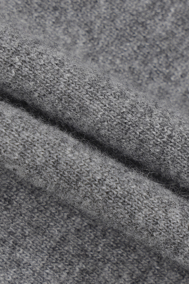 멜란지 그레이 컬러의 Stripe Sleeve 슬림핏 니트 풀오버입니다. 울과 캐시미어 혼방 소재로 제작되어 부드러운 촉감을 선사하며, 가을과 겨울에 따뜻하게 착용할 수 있습니다. 슬림핏 라운드넥 디자인에 소매 스트라이프 패턴과 클래식 케이블 조직이 돋보이며, LUCKY 로고 자카드 디테일로 포인트를 더했습니다. 출근룩과 모임룩은 물론, 클래식, 캐주얼, 미니멀한 스타일 모두 소화 가능한 활용도 높은 아이템입니다.
