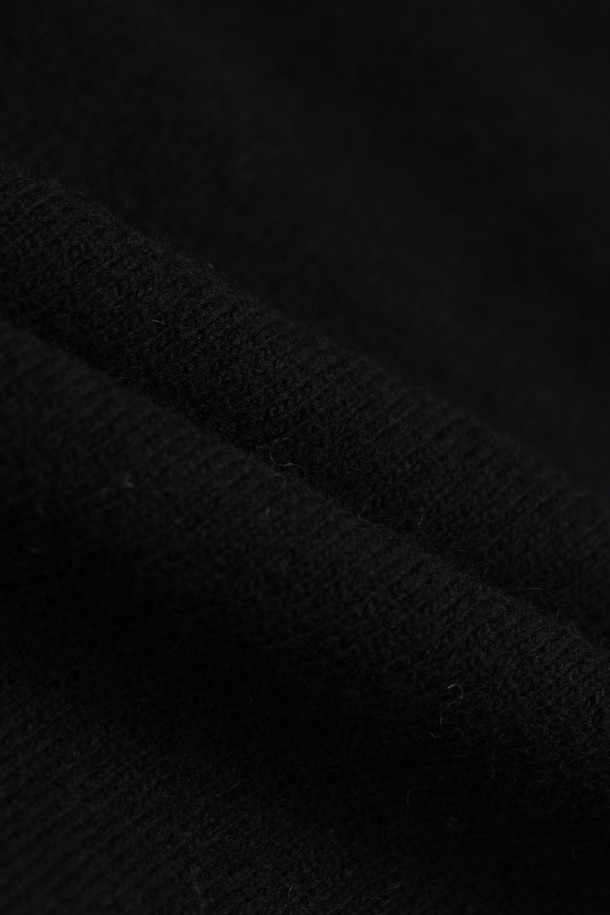 럭키 포인트 프릴 니트 풀오버 (블랙)는 여성들을 위한 캐주얼 스타일의 니트/스웨터입니다. 가을, 겨울 시즌에 어울리는 두꺼운 두께감의 긴소매 제품으로, 부드러운 촉감과 루즈핏이 편안한 착용감을 선사합니다. 라운드넥 디자인에 래글런 소매, 프릴 디테일, 자수 장식이 더해져 사랑스러운 분위기를 연출하며, 하트, 케이블, 플라워 패턴이 돋보입니다. 데이트룩, 모임룩으로 활용 가능하며, 이너로도 다양하게 코디할 수 있어 활용도가 높습니다. 캐주얼, 클래식, 미니멀 스타일을 즐겨 입는 분들께 추천합니다.
