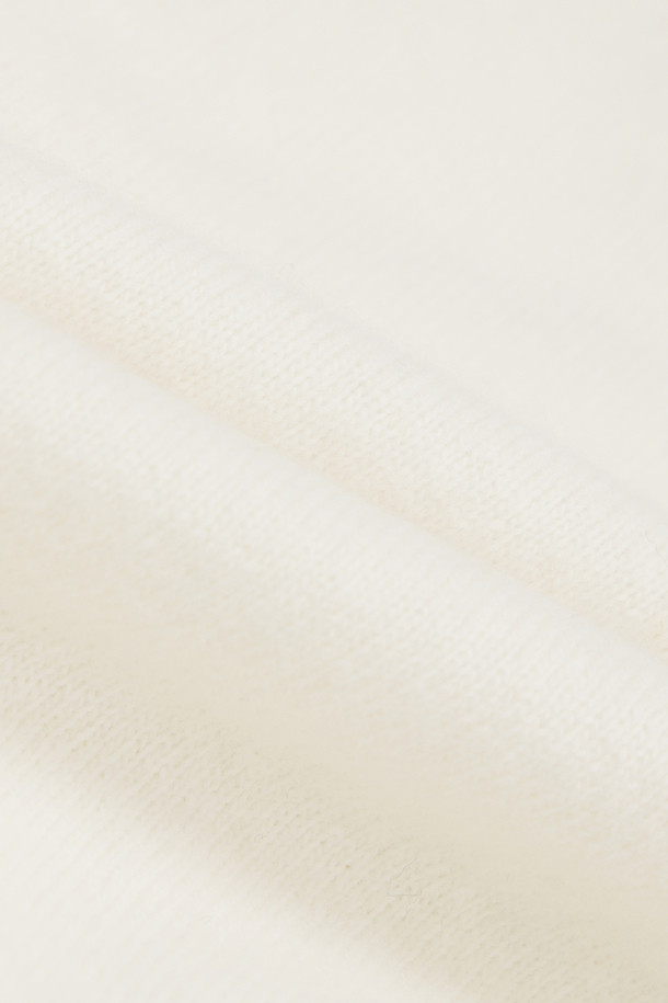 럭키 포인트 프릴 니트 풀오버 (아이보리)는 여성스러운 무드를 연출하는 상의입니다. 부드러운 울, 캐시미어, 나일론 혼방 소재로 제작되어 따뜻하고 포근한 착용감을 선사하며, 라운드넥과 래글런 소매 디자인으로 편안한 핏을 제공합니다. 특히, 프릴 디테일과 자수 장식이 더해져 로맨틱한 분위기를 강조하며, 케이블, 하트, 플라워 패턴이 돋보입니다. 데이트룩, 모임룩과 같은 특별한 날은 물론, 캐주얼 스타일로도 활용 가능하며, 가을, 겨울 시즌에 두꺼운 두께감으로 따뜻하게 입을 수 있습니다.
