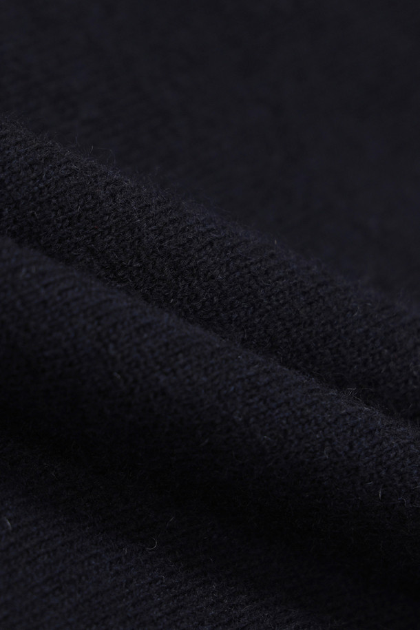 **Lulu Point 프릴 니트 풀오버 (다크 네이비)**

캐주얼, 클래식, 미니멀 스타일을 모두 아우르는 여성용 니트 풀오버입니다. 부드러운 울, 캐시미어, 나일론 혼방 소재로 제작되어 가을과 겨울에 따뜻하게 착용할 수 있습니다. 럭키 루루 캐릭터 자카드 패턴과 프릴 디테일이 사랑스러운 포인트를 더합니다. 래글런 소매의 루즈핏 라운드넥 디자인으로 편안한 착용감을 선사하며, 모임룩으로도 활용하기 좋습니다. 다크 네이비 컬러로 어떤 하의와도 쉽게 매치할 수 있습니다.
