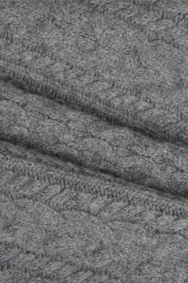 멜란지 그레이 컬러의 케이블 자수 카라 니트 풀오버입니다. 울, 캐시미어, 나일론 혼방 소재로 제작되어 부드러운 촉감과 두꺼운 두께감으로 따뜻하게 착용할 수 있습니다. 클래식한 무드와 루즈핏 디자인으로 편안하면서도 세련된 스타일을 연출하며, 노치넥과 긴 소매, 플라워 자수 디테일이 포인트입니다. 출근룩, 오피스룩, 모임룩 등 다양한 TPO에 활용 가능하며, 미니멀하고 클래식한 스타일을 선호하는 여성분들께 추천합니다.
