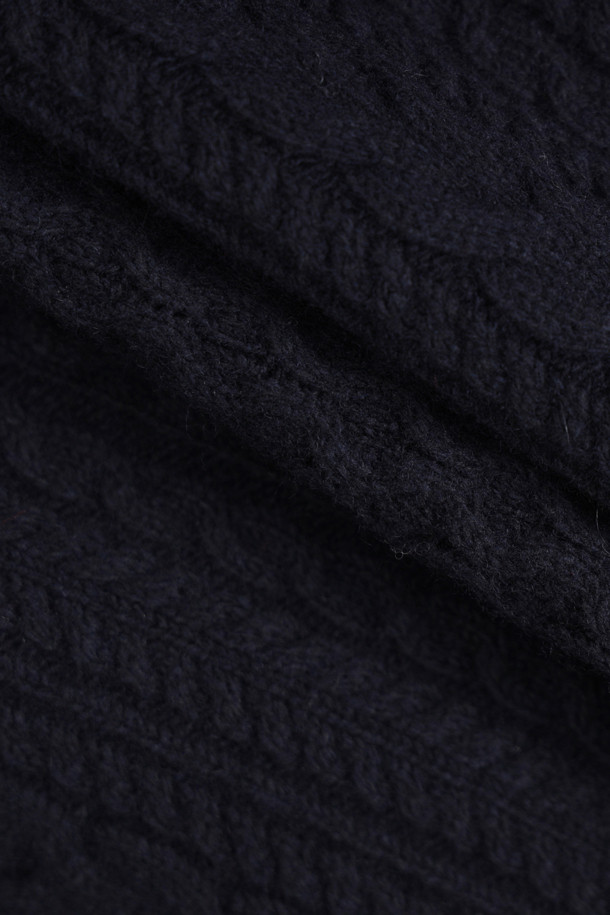 케이블 자수 카라 니트 풀오버 (다크 네이비)는 울, 캐시미어, 나일론 혼방 소재로 제작되어 부드러운 촉감과 뛰어난 보온성을 자랑하는 여성 니트입니다. 클래식한 무드와 루즈핏 디자인으로 편안하면서도 세련된 스타일을 연출하며, 가을, 겨울 시즌에 활용하기 좋습니다. 빅사이즈 카라와 플라워 모티브 자수 장식이 돋보이며, 노치넥 디자인으로 여성스러운 분위기를 더합니다. 데이트룩, 모임룩, 출근룩 등 다양한 TPO에 활용 가능한 아이템으로, 스커트와 함께 세련된 룩을 완성할 수 있습니다.
