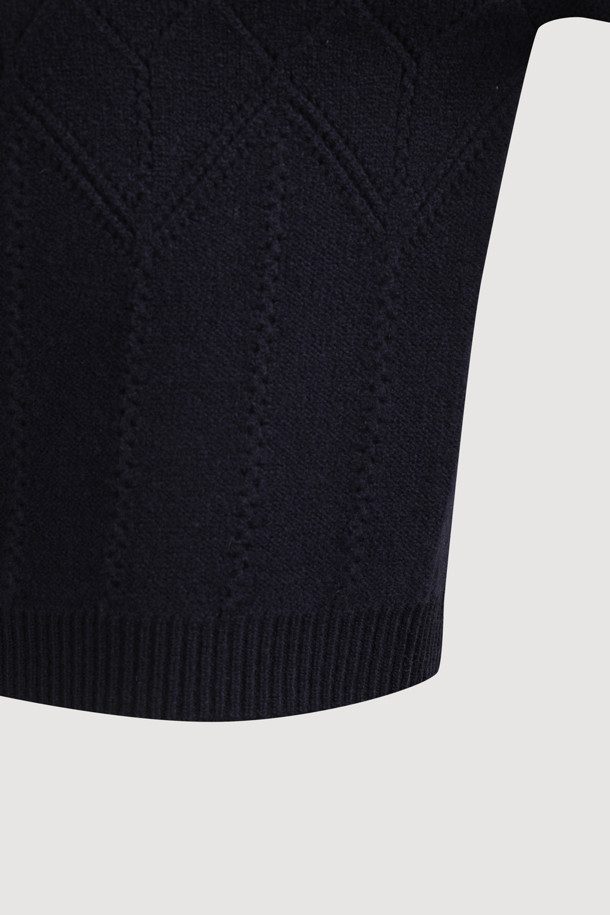 럭키 테이프 니트 풀오버 (다크 네이비)는 가을과 겨울, 페미닌하면서도 캐주얼한 무드를 연출하는 여성용 니트입니다. 울과 나일론 혼방 소재로 제작되어 포근한 촉감을 선사하며, 두꺼운 두께감으로 따뜻하게 착용할 수 있습니다. 크롭 기장의 루즈핏이며, 라운드넥 디자인에 아가일 & 로고 패턴이 적용되었습니다. 왼쪽 어깨 럭키 로고 테이프 디테일과 스카시 조직, 럭키 레터링이 포인트로, 모임룩, 캐주얼, 클래식, 미니멀 스타일 모두 소화 가능합니다. 긴 소매 기장으로 간절기부터 겨울까지 폭넓게 활용할 수 있습니다.
