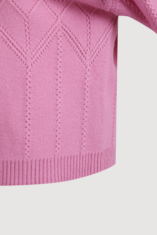 사랑스러운 핑크 컬러의 럭키 테이프 니트 풀오버입니다. 부드러운 울과 나일론 혼방 소재로 제작되어 가을, 겨울 시즌 따뜻하게 착용할 수 있습니다. 페미닌한 무드의 루즈핏 크롭 기장으로, 아가일 패턴과 언발란스 로고 테이프, 스카시 조직 디테일이 돋보입니다. 라운드넥과 긴 소매 디자인으로 클래식하면서도 미니멀한 스타일을 연출하며, 데이트룩이나 모임룩에 활용하기 좋습니다. 보온 기능을 갖춰 추운 날씨에도 포근함을 선사합니다.
