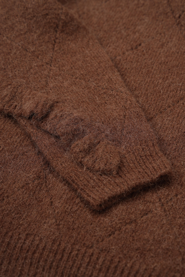 **아가일 니트 풀오버 (브라운)**는 알파카 혼방 소재로 제작되어 포근한 촉감을 선사하는 여성용 니트입니다. 가을과 겨울에 어울리는 얇은 두께의 긴 소매 라운드넥 니트로, 클래식하면서도 유니크한 아가일 패턴이 특징입니다. 스카시 조직감과 러플 디테일이 돋보이며, 다양한 스타일 연출을 위해 레이어드하여 착용할 수 있습니다. 데이트룩, 모임룩, 미니멀, 캐주얼 스타일 모두 소화 가능한 활용도 높은 아이템입니다. 루즈핏으로 편안하게 착용할 수 있습니다.
