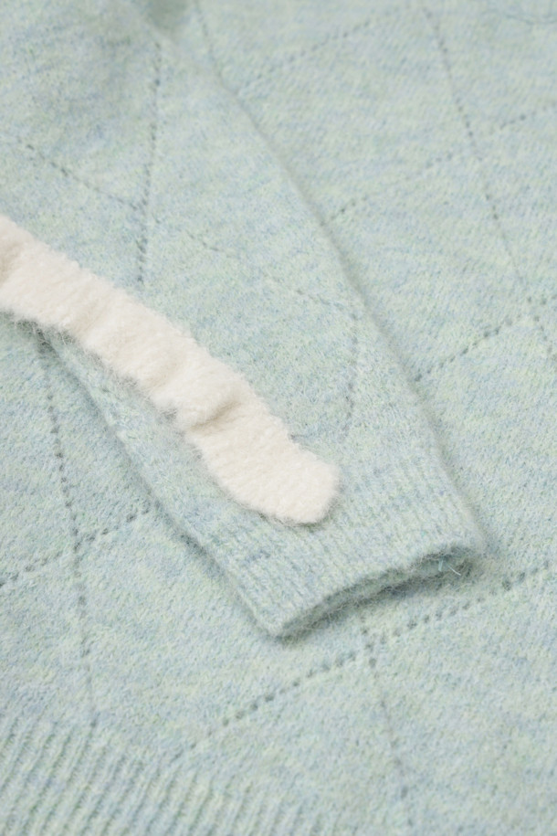 민트 색상의 아가일 니트 풀오버는 여성스러움을 더하는 러플 디테일과 스카시 조직감으로 포인트를 주었습니다. 알파카 혼방 소재로 제작되어 포근한 촉감을 선사하며, 얇은 두께감으로 간절기부터 겨울까지 레이어드하여 활용하기 좋습니다. 라운드넥과 루즈핏 디자인은 클래식하면서도 캐주얼한 무드를 연출하며, 모임룩, 데이트룩 등 다양한 스타일링에 적합합니다. 긴소매 기장과 레귤러 기장으로 편안하게 착용 가능하며, 미니멀한 스타일을 즐기는 분들께 추천합니다.
