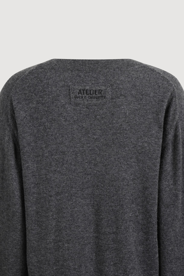 [Atelier] 플라워 모티브 V넥 니트 풀오버 (멜란지 그레이)는 가을, 겨울 시즌 여성들을 위한 상의입니다. 유니크하면서도 클래식한 스타일을 추구하며, 데이트룩, 모임룩, 겨울 데일리룩에 모두 잘 어울립니다. 부드러운 촉감의 울, 캐시미어, 나일론 혼방 소재로 제작되어 편안한 착용감을 선사합니다. V넥 디자인에 벨벳틴 원사 코르사쥬 장식이 포인트로 더해졌으며, 핸드메이드 디테일이 돋보이는 자연스러운 실루엣을 연출합니다. 
