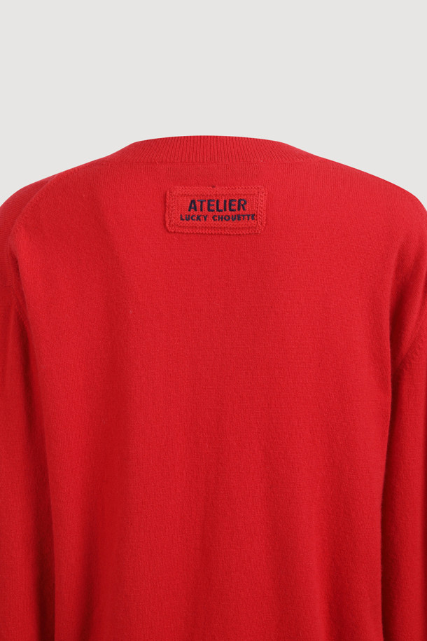 [Atelier] 플라워 모티브 브이넥 니트 풀오버 (레드)는 울, 캐시미어, 나일론 혼방 소재로 제작되어 부드러운 촉감과 따뜻함을 선사합니다. 가을, 겨울 시즌을 위한 두꺼운 두께감과 긴 소매 기장으로 포근함을 더하며, 레귤러핏과 브이넥 디자인이 여성스러운 실루엣을 연출합니다. 클래식하면서도 유니크한 플라워 패턴과 코르사쥬 장식이 돋보이며, 웨어러블한 디자인에 벨벳틴 원사를 사용하여 고급스러움을 더했습니다. 데이트룩, 모임룩, 겨울 데일리룩 등 다양한 TPO에 맞춰 클래식, 로맨틱, 미니멀 스타일을 연출해보세요.
