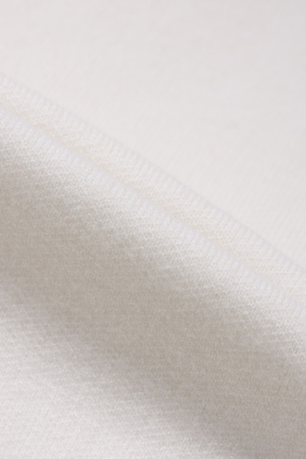 빅 카라 니트 가디건(아이보리)은 부드러운 울 소재로 제작되어 가을, 겨울 시즌에 따뜻하게 착용하기 좋습니다. 캐주얼한 무드의 루즈핏으로 편안한 착용감을 선사하며, 빅 카라 디자인이 포인트를 더합니다. 금속 지퍼와 아웃 포켓 디테일, 로고 배색, 스트라이프 니팅 테잎, 그리고 볼륨감 있는 카라가 특징입니다. 데일리룩, 카페룩, 모임룩 등 다양한 TPO에 활용하기 좋으며, 캐주얼, 클래식, 미니멀 스타일을 연출할 수 있습니다. 긴 소매 기장에 두꺼운 두께감으로 포근함을 더한 아이보리 컬러의 니트 가디건입니다.
