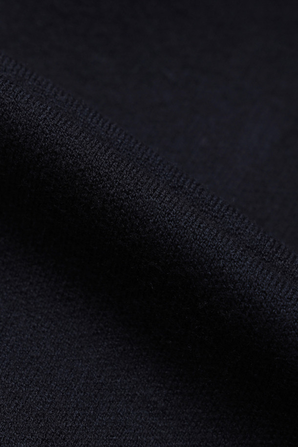 빅 카라 니트 가디건 (다크 네이비)은 캐주얼하고 클래식한 무드를 연출하는 여성용 가디건입니다. 가을, 겨울에 적합하며, 두꺼운 울 소재로 제작되어 따뜻하게 착용할 수 있습니다. 넉넉한 루즈핏에 지퍼형 여밈 방식이 적용되었으며, 빅 카라 디자인과 아웃포켓 디테일이 포인트를 더합니다. 또한, 로고 배색과 스트라이프 니팅 테잎 디테일로 디자인의 완성도를 높였습니다. 데일리룩, 카페룩, 동네 마실룩 등 편안한 상황에 잘 어울립니다.
