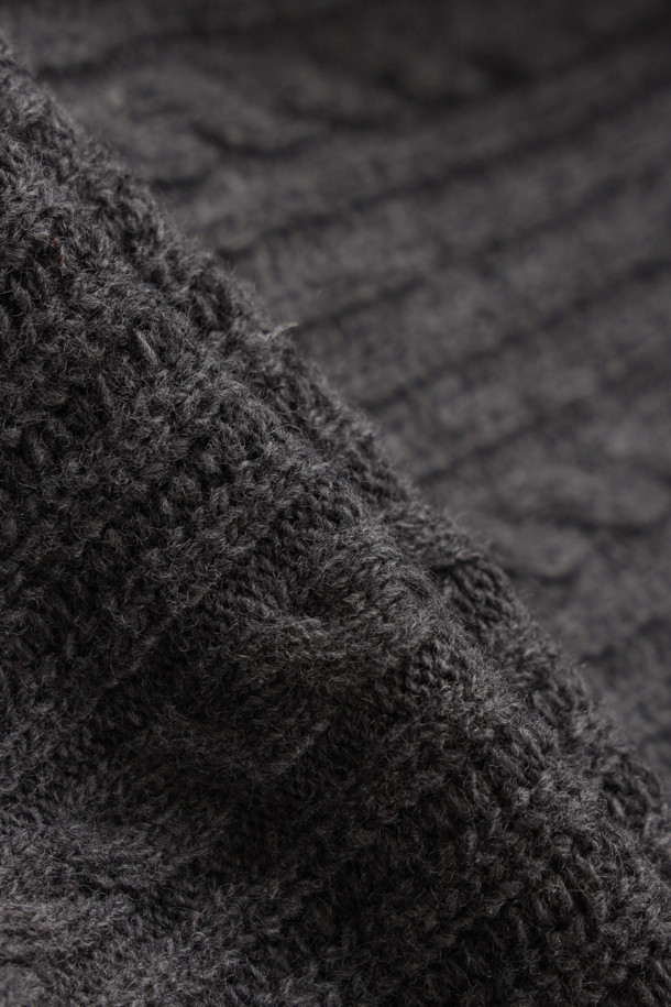 멜란지 그레이 컬러의 Entry 케이블 니트 가디건입니다. 부드러운 울 소재로 제작되어 가을, 겨울에 따뜻하게 착용할 수 있습니다. 클래식하고 캐주얼한 스타일을 모두 소화하며, 루즈핏과 브이넥 디자인으로 편안함을 더했습니다. 토글 단추 디테일과 럭키 로고, 스트라이프 느낌의 케이블 & 립 패턴 조직감이 특징입니다. 데이트룩, 카페룩, 겨울 데일리룩 등 다양한 TPO에 활용 가능하며, 스타일리시한 미니멀룩을 연출할 수 있습니다.
