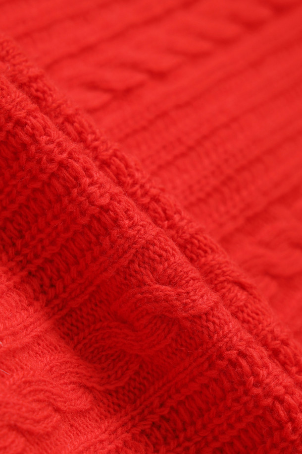 엔트리 케이블 니트 가디건 (레드)은 가을과 겨울 시즌, 클래식하고 캐주얼한 스타일을 연출하고 싶은 여성분들을 위한 아이템입니다. 부드러운 울 소재로 제작되어 포근한 착용감을 선사하며, 얇은 두께감으로 간절기에도 부담 없이 즐길 수 있습니다. 크롭 기장에 루즈핏으로 편안함을 더하고, 라운드넥과 립 조직 디테일, 로고 토글 단추, 스트라이프 느낌의 케이블 조직, 앞 중심 볼드한 케이블 조직이 특징입니다. 데일리룩, 카페룩, 모임룩 등 다양한 TPO에 매치하여 클래식, 캐주얼, 미니멀 스타일을 완성해보세요.
