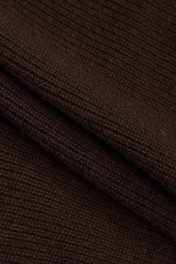 [Re-Order] Ambo 리본 니트 가디건 (브라운)은 울과 코튼 혼방 소재로 제작되어 부드러운 촉감과 따뜻함을 선사합니다. 라운드넥에 긴 소매 기장, 루즈핏으로 편안한 착용감을 제공하며, 클래식과 캐주얼 스타일을 모두 소화할 수 있습니다. 금속 단추와 니팅 리본 디테일, 포켓 디테일이 디자인 포인트이며, 가을, 겨울 시즌 데이트룩, 카페룩, 데일리룩에 활용하기 좋습니다. 두꺼운 두께감으로 오버핏 아우터 안에 이너로도 활용 가능하며, 타이트한 이너와 데님 하의와 함께 코디하면 멋스럽습니다.
