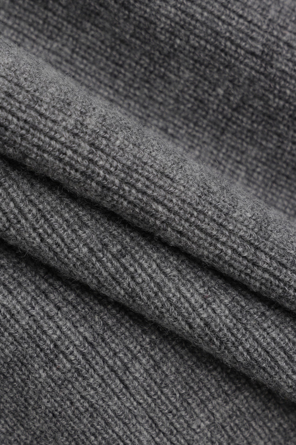 [Re-Order] Ambo 리본 니트 가디건 (멜란지 그레이)는 가을과 겨울에 즐겨 입기 좋은 여성용 니트 가디건입니다. 멜란지 그레이 컬러에 울과 코튼 혼방 소재로 제작되어 부드러운 촉감을 선사하며, 루즈핏으로 편안하게 착용할 수 있습니다. 클래식과 캐주얼 무드를 넘나드는 디자인으로, 입체적인 니팅 리본 디테일과 금속 단추, 주머니 디테일이 특징입니다. 데이트룩, 카페룩, 겨울 데일리룩 등 다양한 TPO에 활용 가능하며, 타이트한 이너와 데님 하의와 함께 스타일리시하게 연출하거나 오버핏 아우터 안에 레이어드하여 따뜻하게 입을 수 있습니다.
