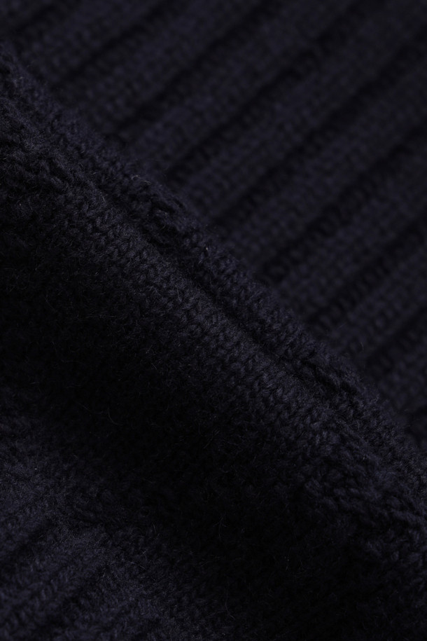 라운드 넥 하프 니트 가디건 (다크 네이비)은 울, 나일론, 캐시미어 혼방 소재로 제작되어 부드러운 촉감과 따뜻함을 선사합니다. 라운드 넥 디자인과 긴 소매 기장, 루즈핏으로 편안한 착용감을 제공하며, 가을, 겨울 시즌 데일리룩, 카페룩, 모임룩에 모두 잘 어울립니다. 클래식, 캐주얼, 미니멀 스타일을 연출하기 좋으며, 하프 기장으로 다양한 하의와 매치하기 용이합니다. 코듀로이 단추 디테일과 빅 아웃포켓이 특징이며, 원피스 위에 레이어드하여 스타일리시하게 연출할 수도 있습니다.
