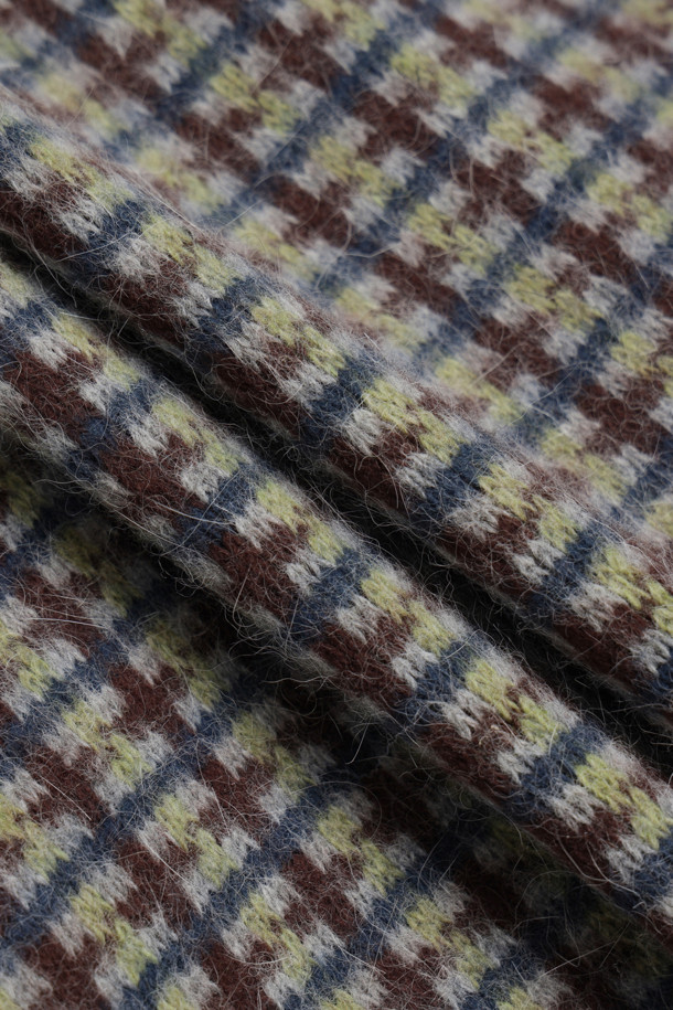 컬러드 카라 체크 니트 가디건 (멀티 컬러)은 울과 앙고라 소재 혼방으로 제작되어 부드러운 촉감과 뛰어난 보온성을 자랑합니다. 가을과 겨울 시즌, 일상에서 페미닌하고 캐주얼한 스타일을 연출하기 좋습니다. 칼라 디테일과 프릴, 금속 단추, 앞 포켓, 블루종 스타일이 돋보이며 루즈핏으로 편안하게 착용 가능합니다. 체크 패턴과 긴 소매 기장으로 세련된 분위기를 더하며, 데이트룩, 모임룩, 출근룩 등 다양한 TPO에 활용할 수 있습니다. 캐주얼, 클래식, 로맨틱 무드를 모두 아우르는 스타일을 완성해 보세요.
