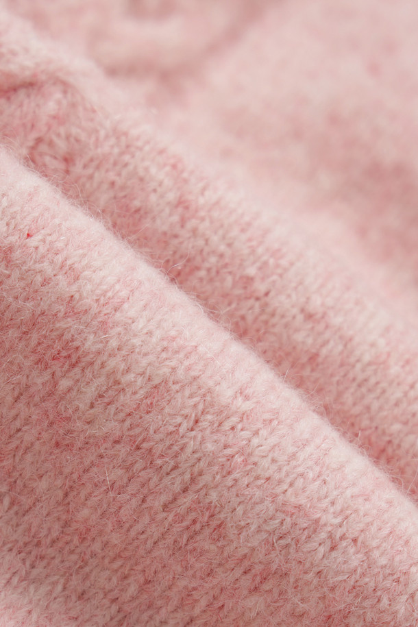 선명한 핑크 컬러의 자카드 니트 가디건입니다. 울과 모헤어 혼방 소재로 제작되어 폭신한 촉감과 뛰어난 보온성을 자랑하며, 가을과 겨울에 따뜻하게 착용하기 좋습니다. 브이넥 디자인과 힙 기장으로 여성스러운 실루엣을 연출하며, 캐주얼, 클래식, 미니멀 스타일 모두 소화 가능합니다. 데이트룩, 모임룩 등 다양한 TPO에 활용할 수 있으며, 볼륨감 있는 디자인과 여유로운 핏으로 편안하게 즐길 수 있습니다. 매트한 컬러감과 자카드 패턴이 돋보이는 매력적인 아이템입니다.
